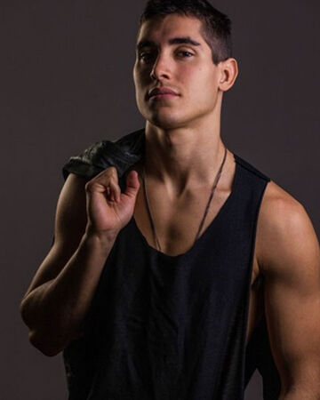 <b>Hottie Henry Zaga sets New Mutants on Fire</b>